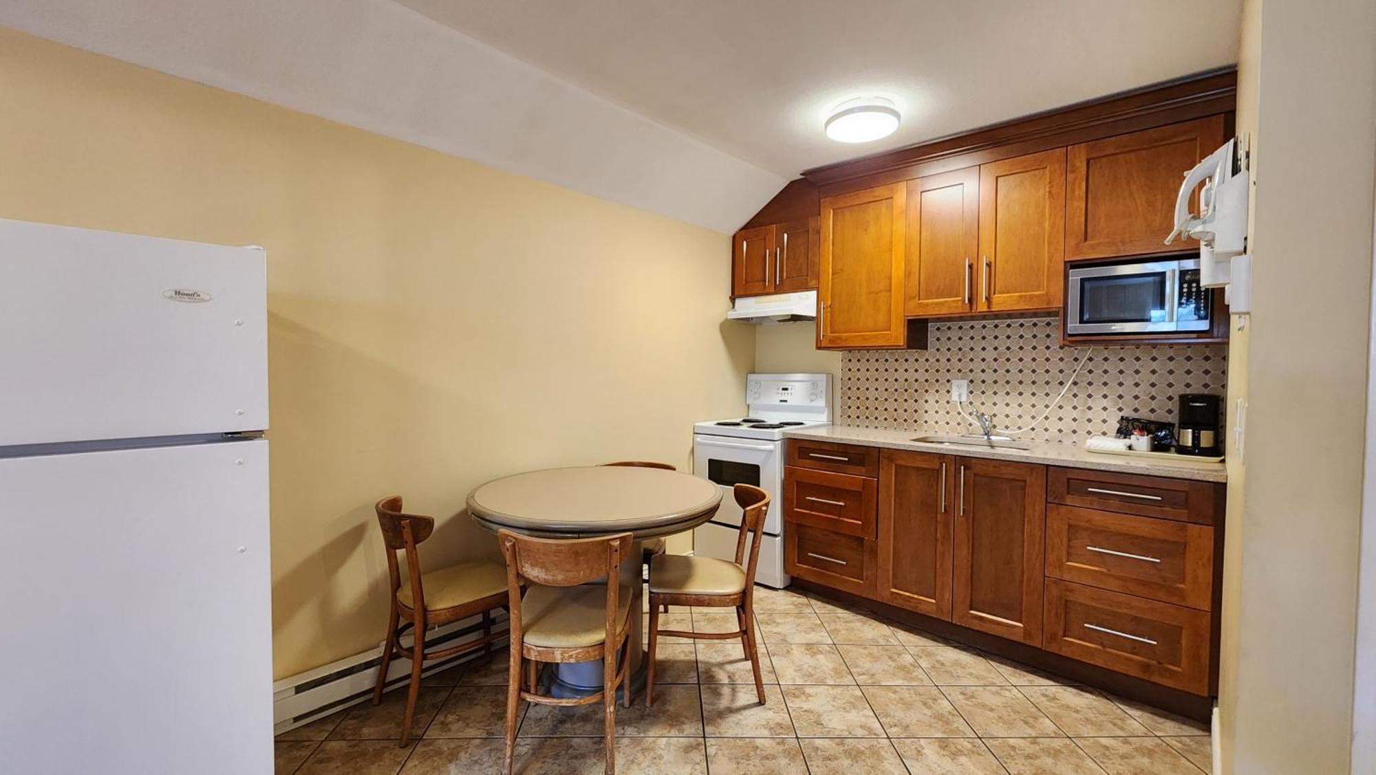 Sahara Courtyard Inn & Suites Osoyoos Dış mekan fotoğraf