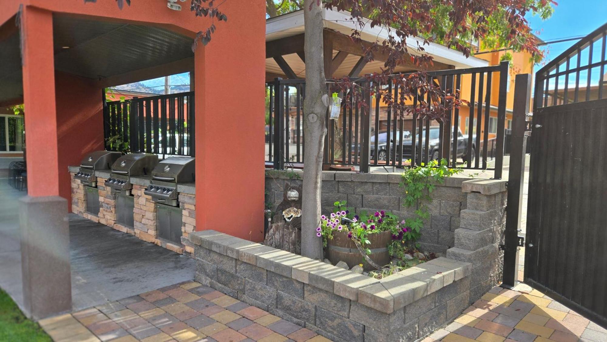 Sahara Courtyard Inn & Suites Osoyoos Dış mekan fotoğraf