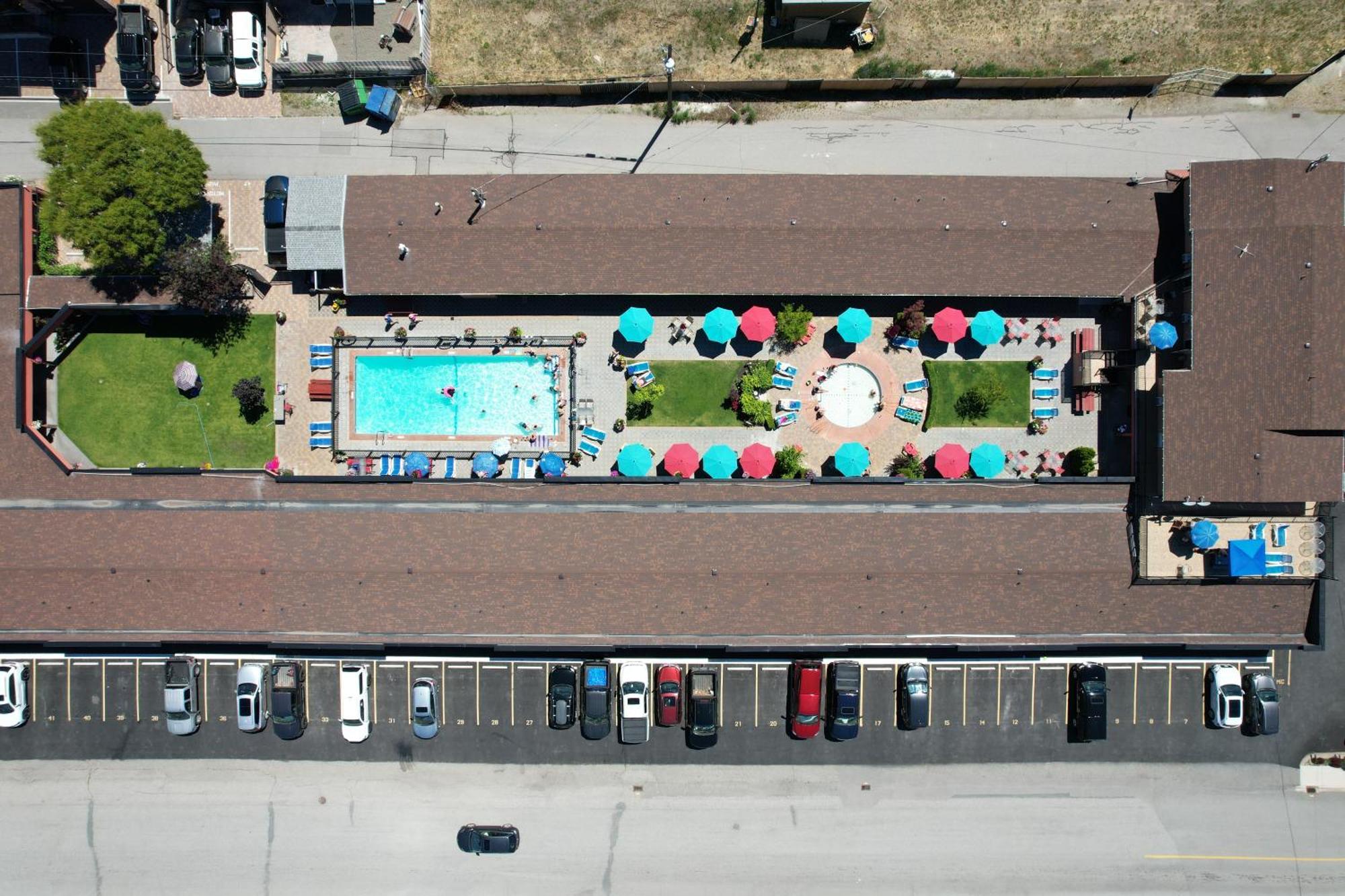 Sahara Courtyard Inn & Suites Osoyoos Dış mekan fotoğraf