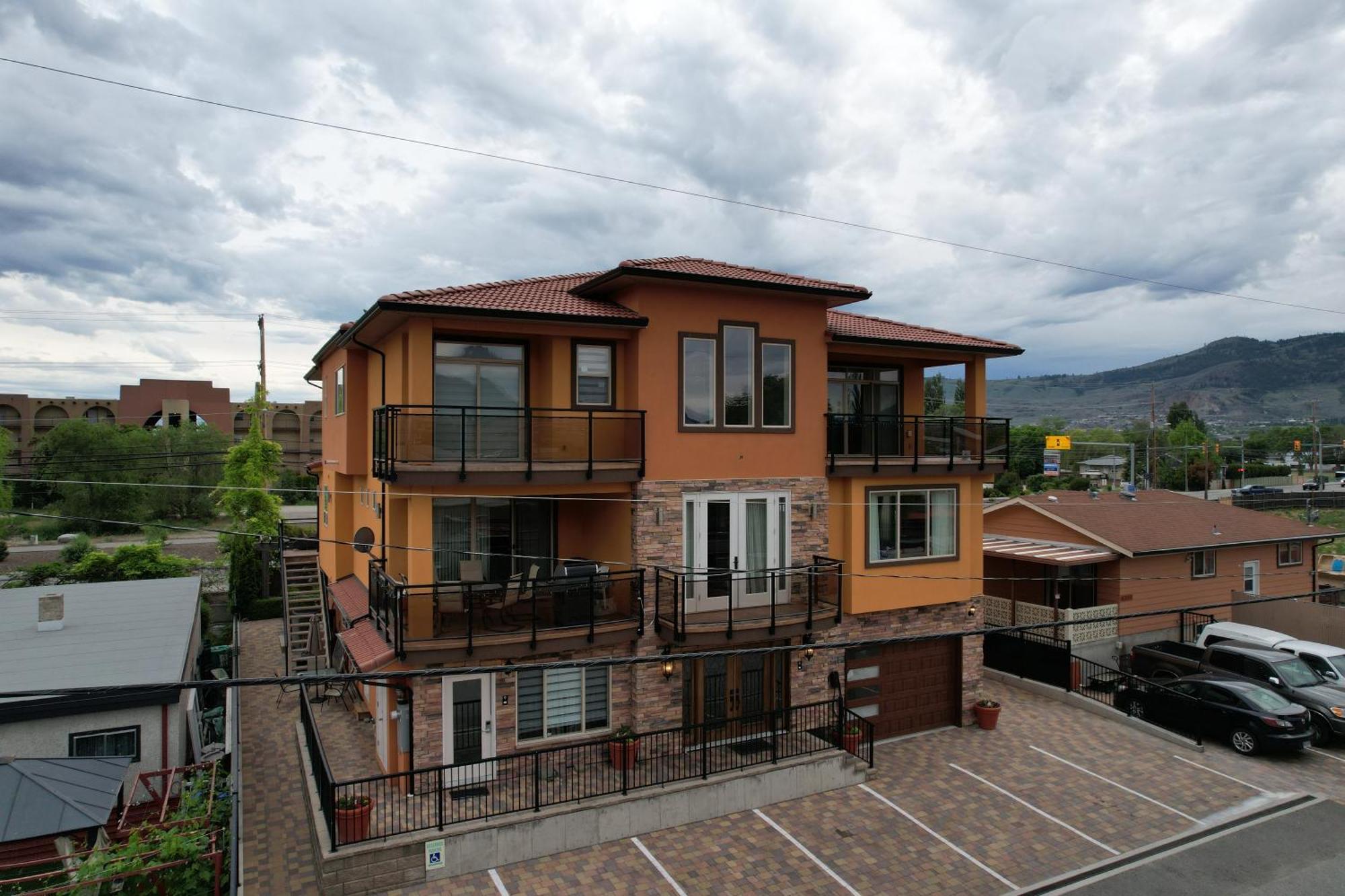 Sahara Courtyard Inn & Suites Osoyoos Dış mekan fotoğraf