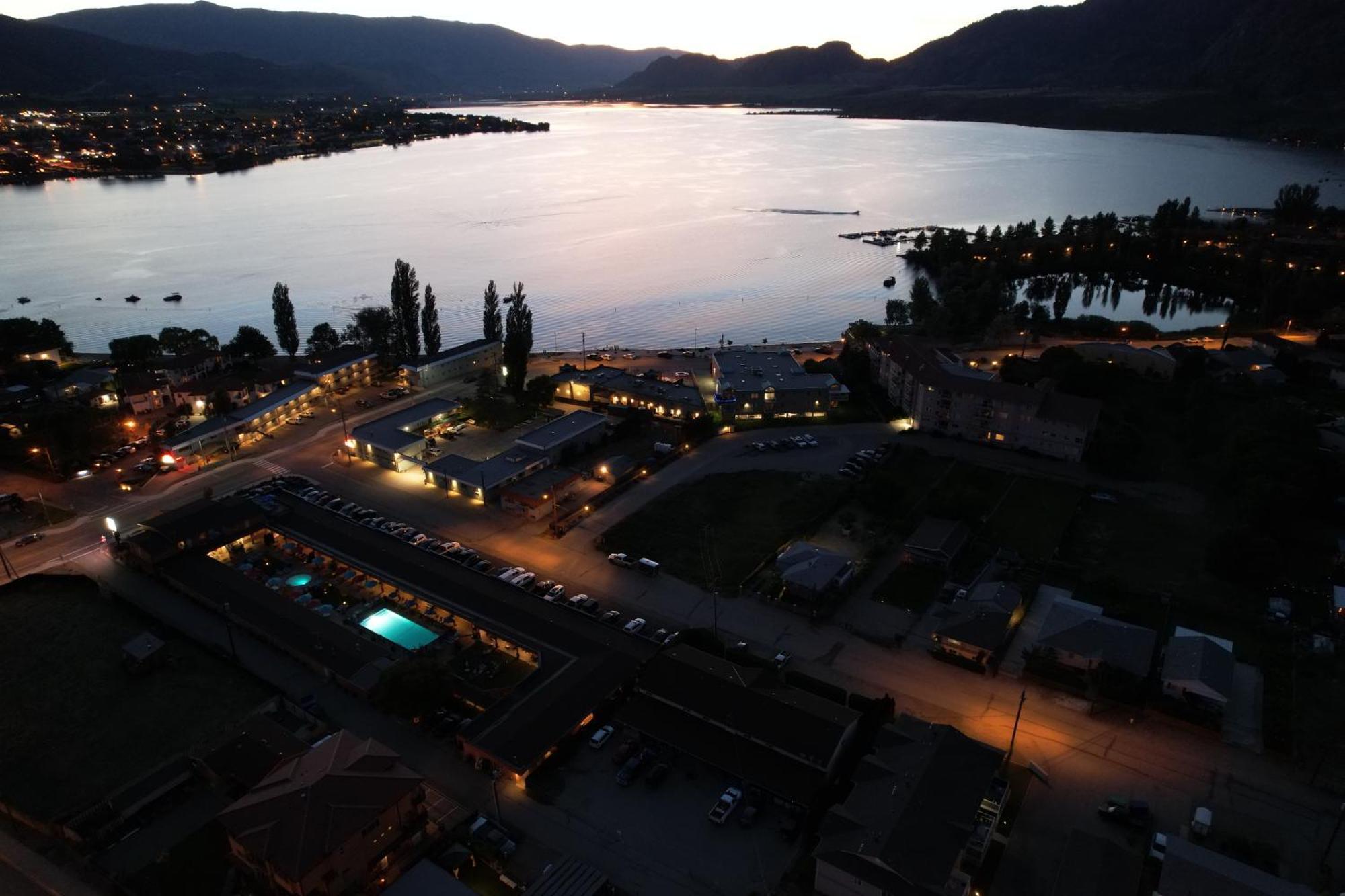 Sahara Courtyard Inn & Suites Osoyoos Dış mekan fotoğraf