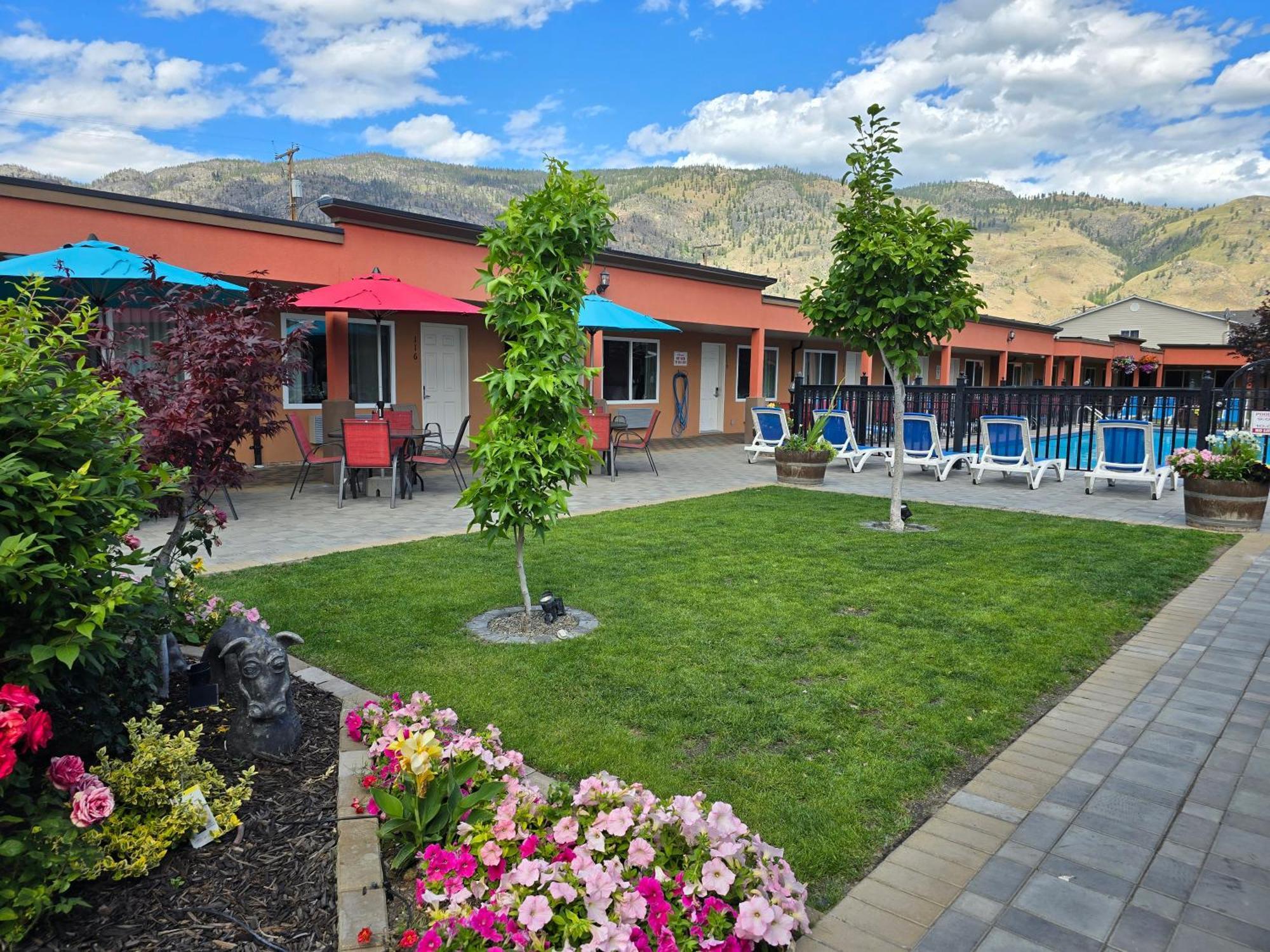 Sahara Courtyard Inn & Suites Osoyoos Dış mekan fotoğraf