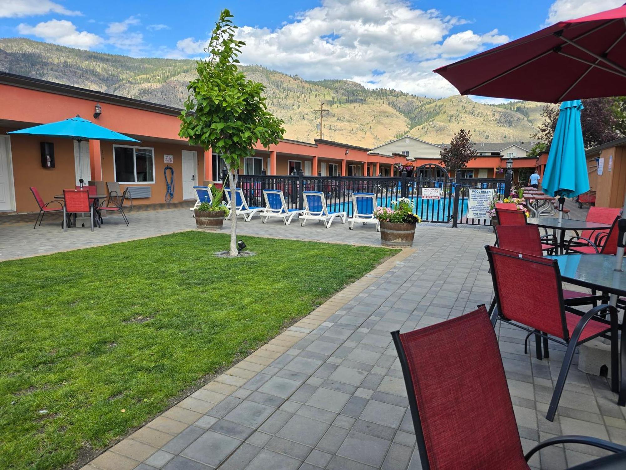 Sahara Courtyard Inn & Suites Osoyoos Dış mekan fotoğraf