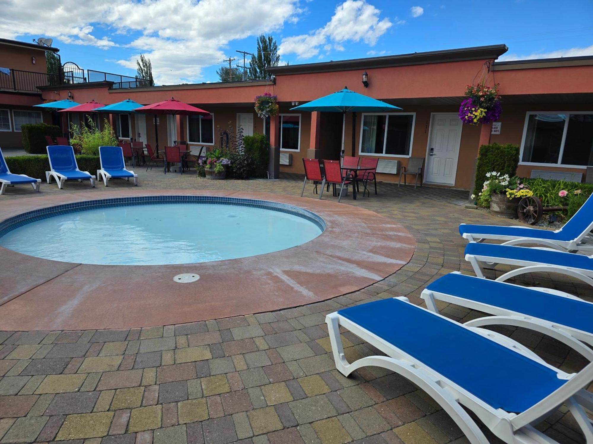 Sahara Courtyard Inn & Suites Osoyoos Dış mekan fotoğraf