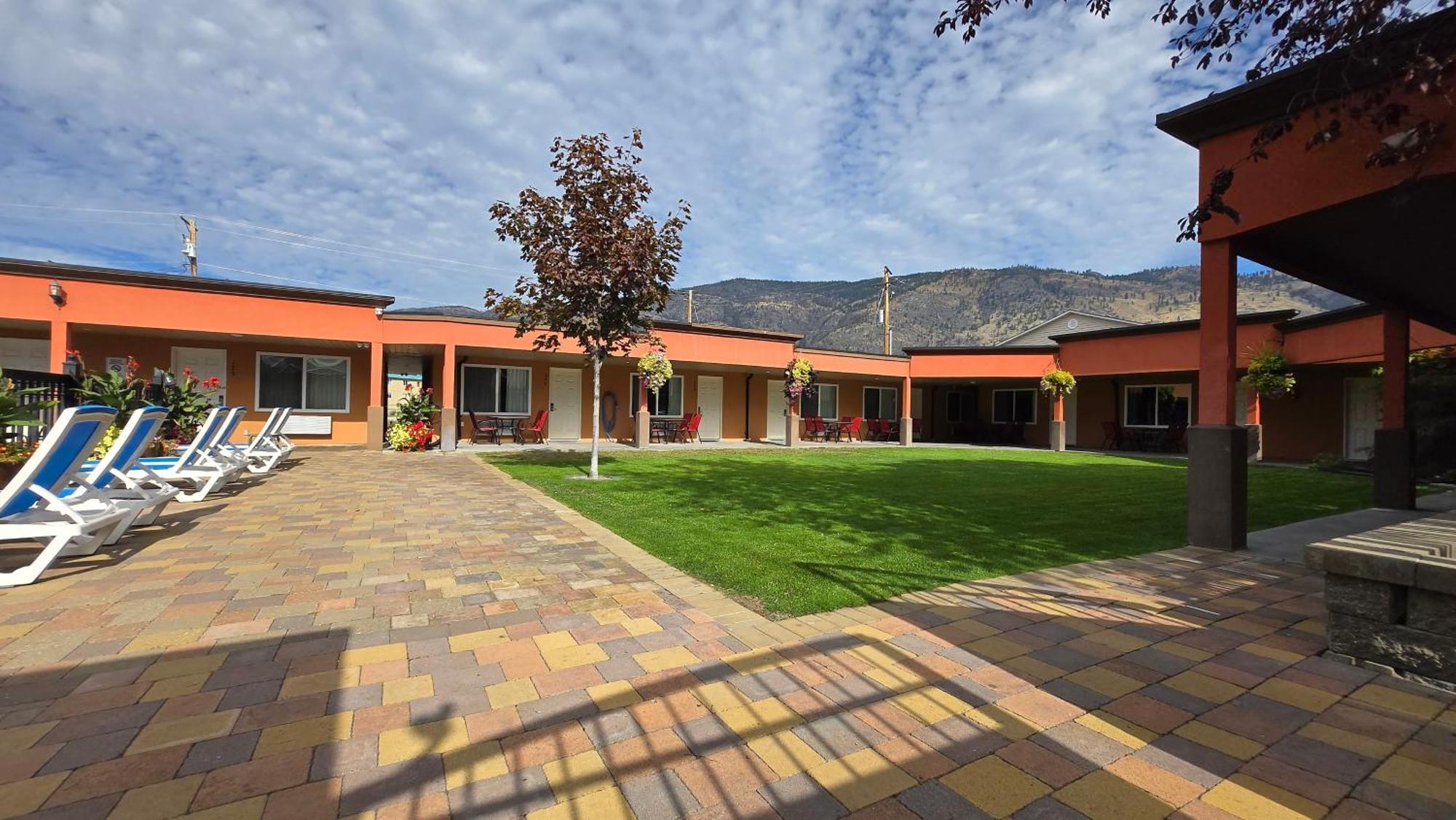 Sahara Courtyard Inn & Suites Osoyoos Dış mekan fotoğraf