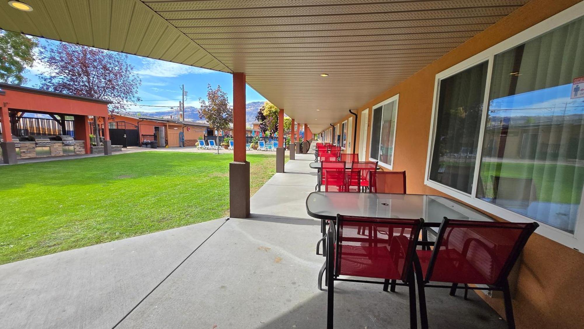 Sahara Courtyard Inn & Suites Osoyoos Dış mekan fotoğraf