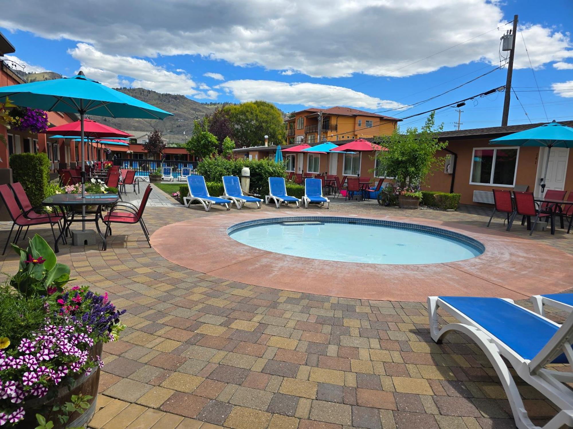 Sahara Courtyard Inn & Suites Osoyoos Dış mekan fotoğraf