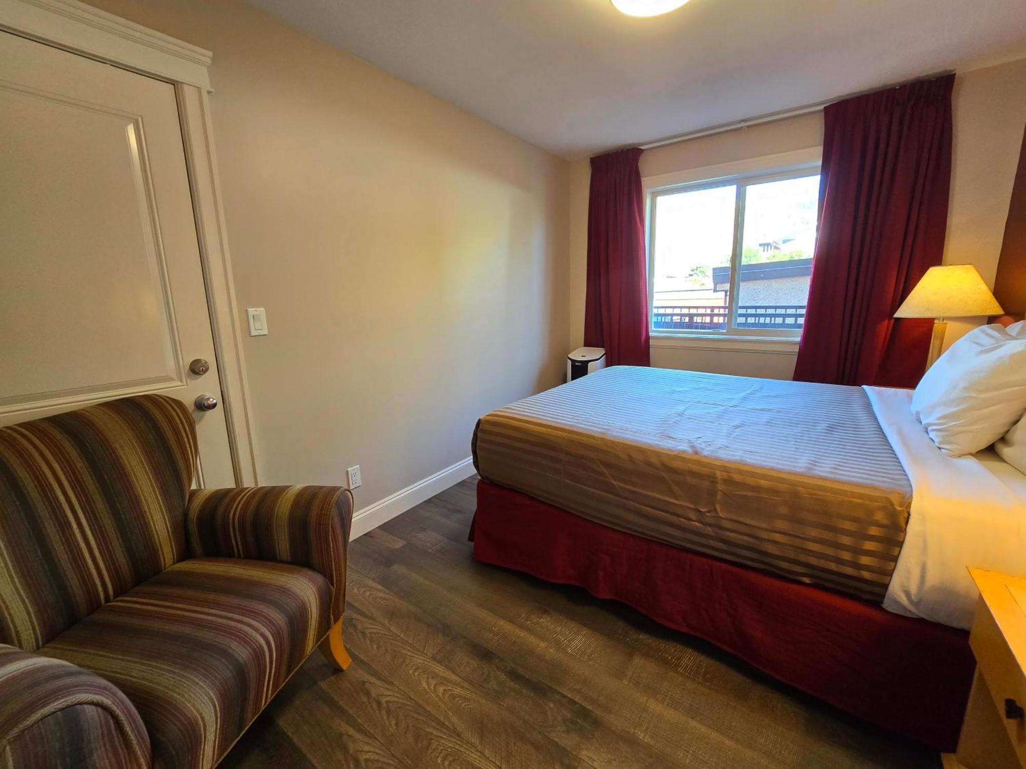 Sahara Courtyard Inn & Suites Osoyoos Dış mekan fotoğraf