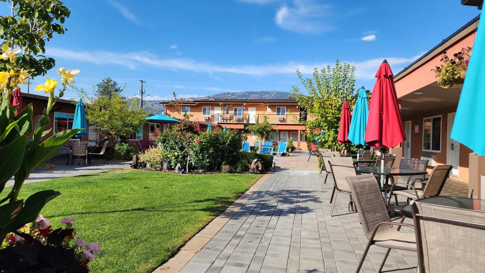 Sahara Courtyard Inn & Suites Osoyoos Dış mekan fotoğraf