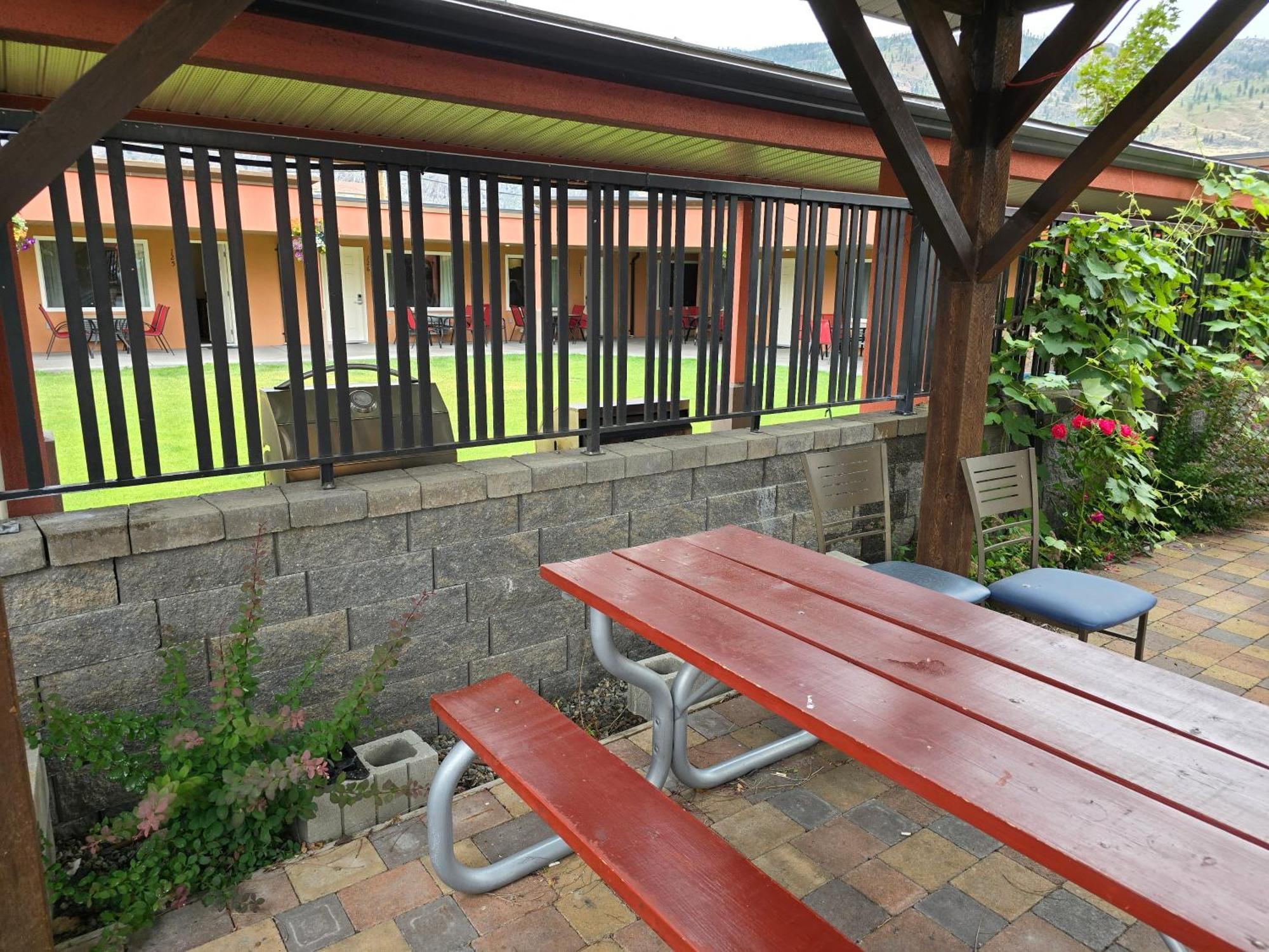 Sahara Courtyard Inn & Suites Osoyoos Dış mekan fotoğraf