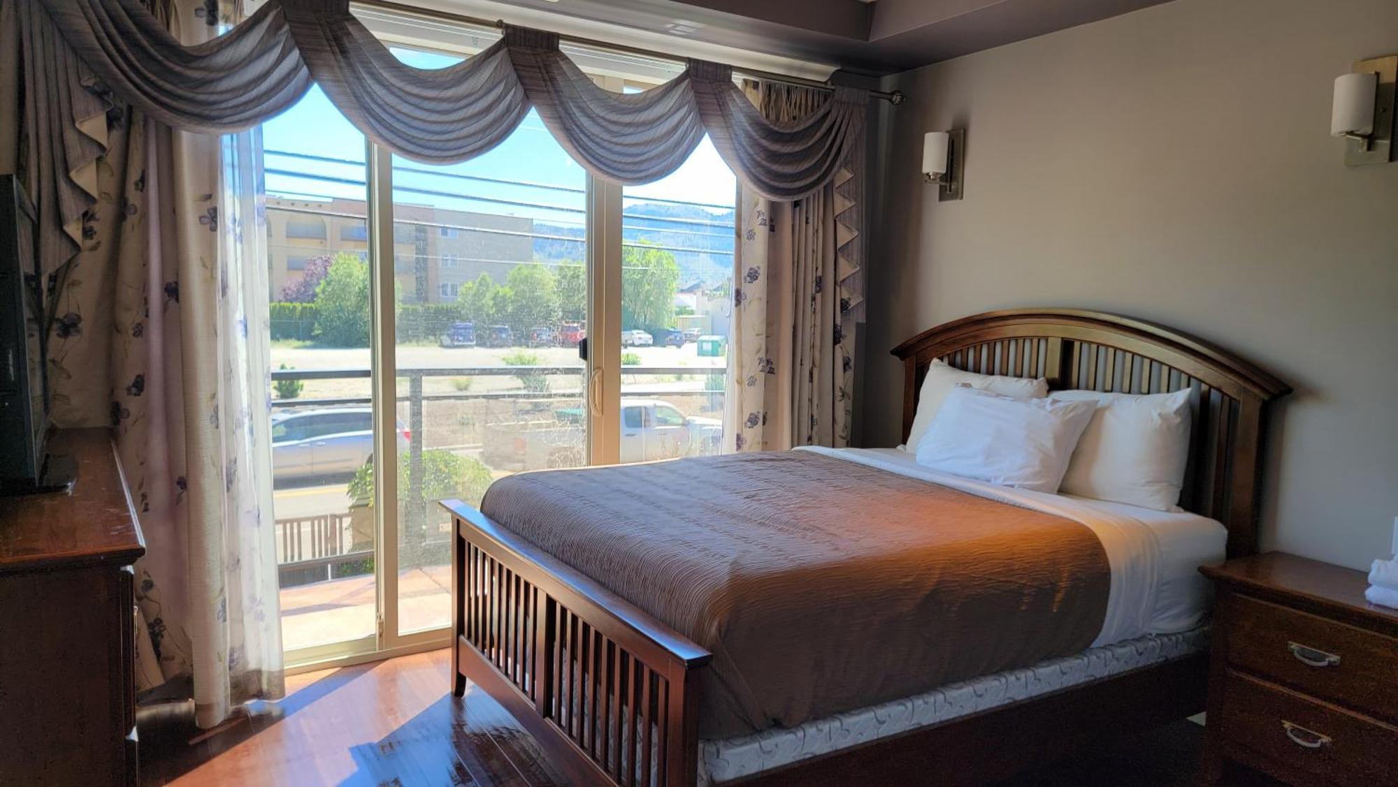 Sahara Courtyard Inn & Suites Osoyoos Dış mekan fotoğraf