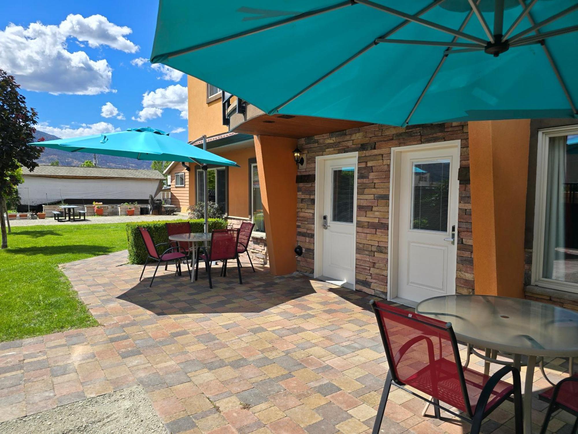 Sahara Courtyard Inn & Suites Osoyoos Dış mekan fotoğraf