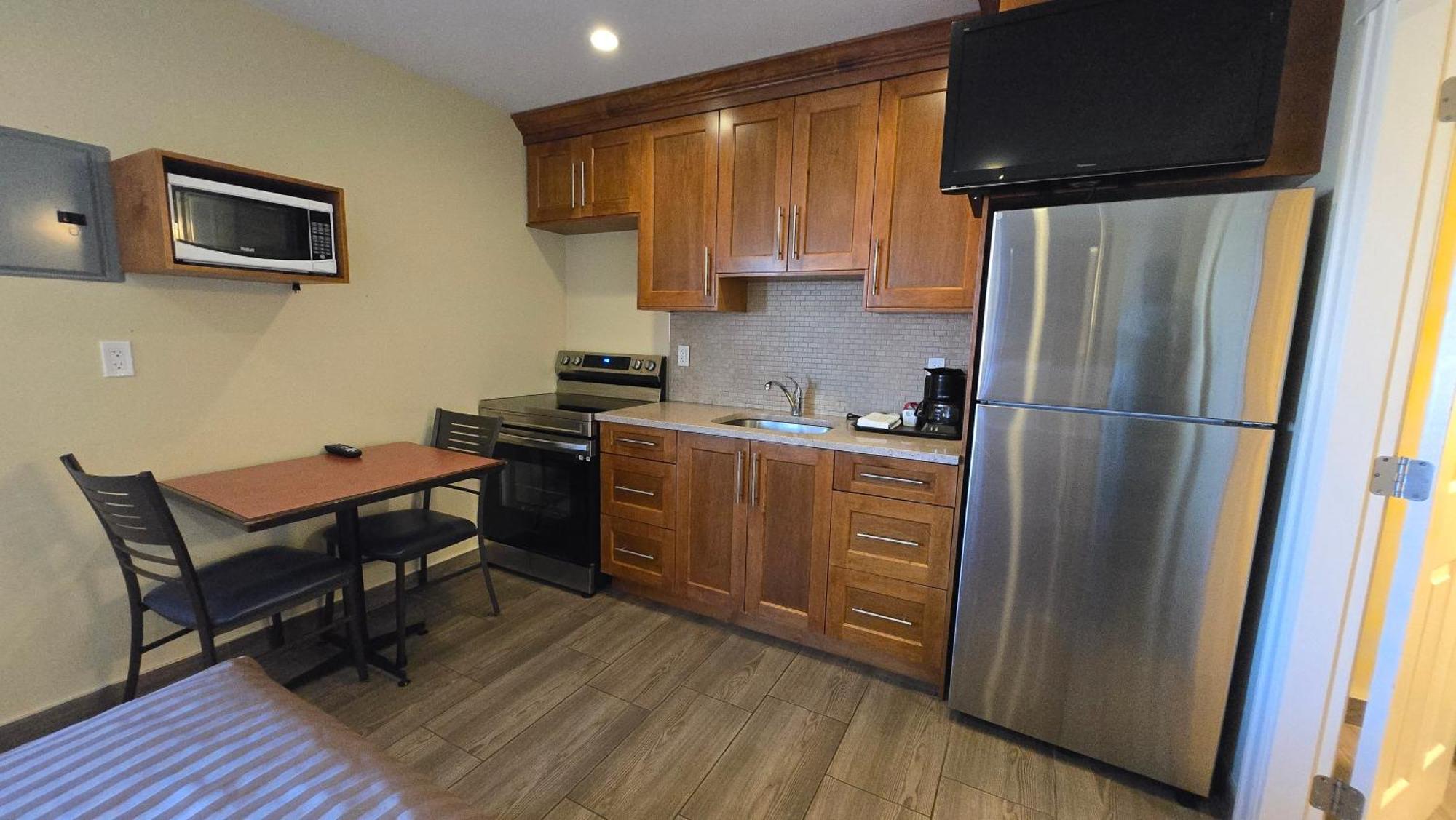 Sahara Courtyard Inn & Suites Osoyoos Dış mekan fotoğraf