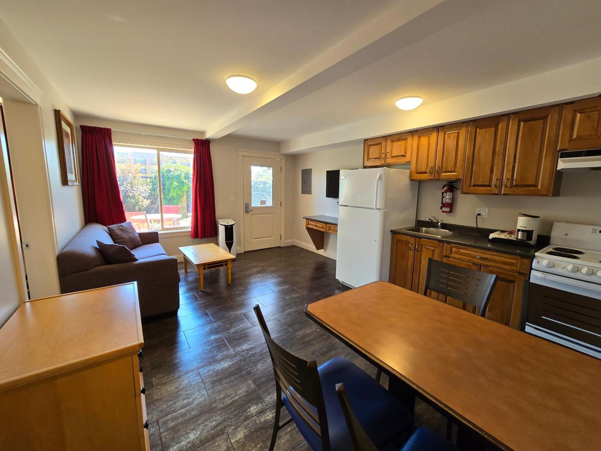 Sahara Courtyard Inn & Suites Osoyoos Dış mekan fotoğraf