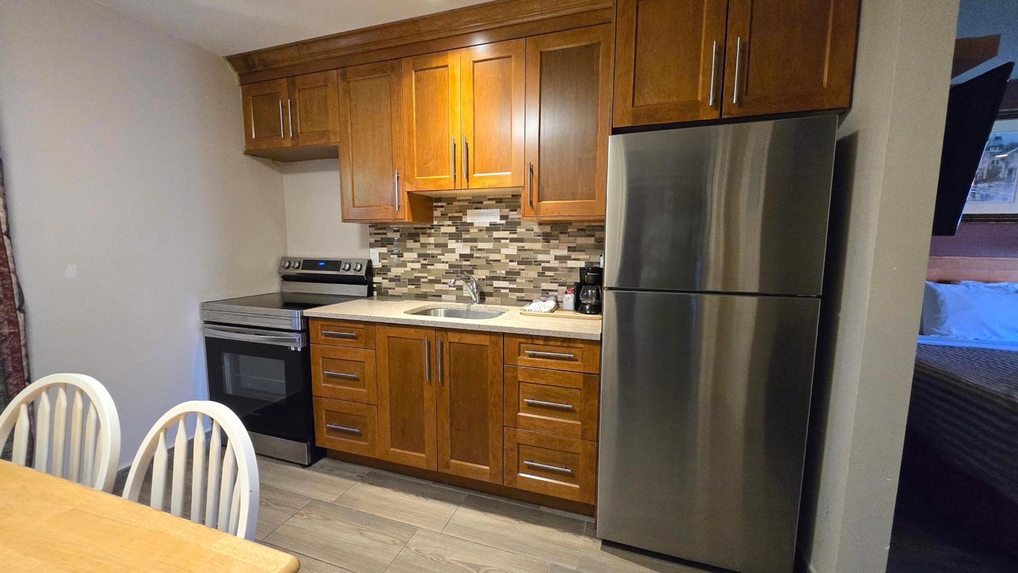 Sahara Courtyard Inn & Suites Osoyoos Dış mekan fotoğraf